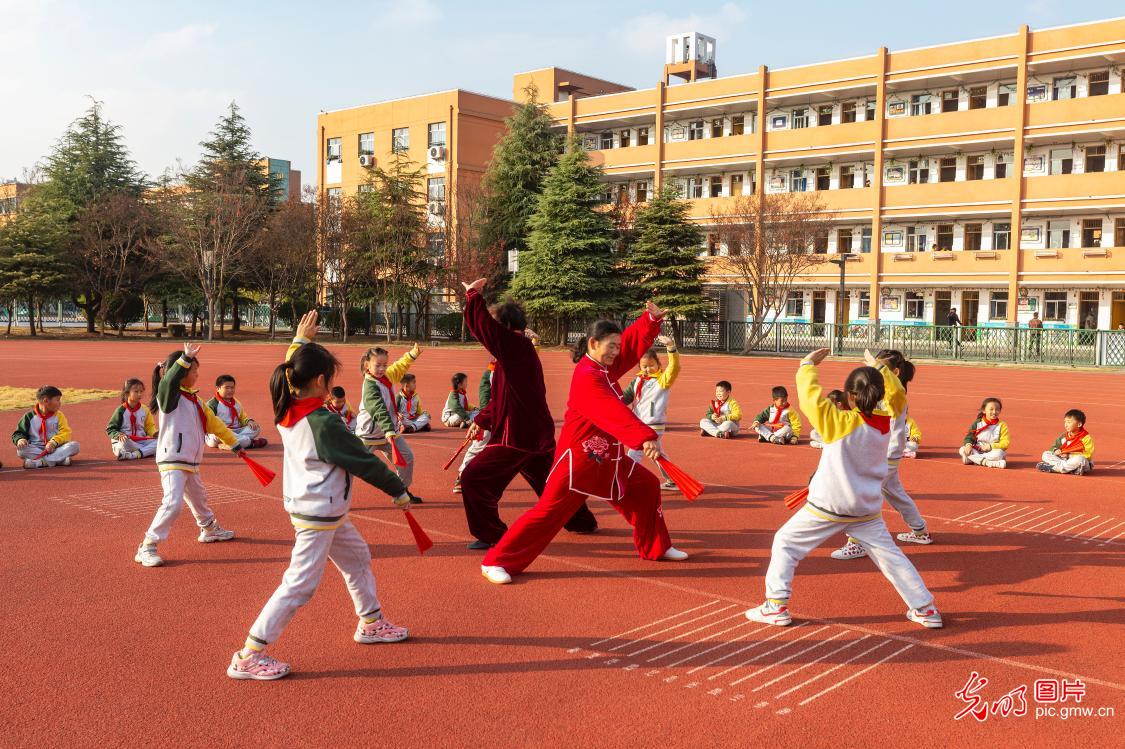 江苏泗洪：学习太极 强身健体