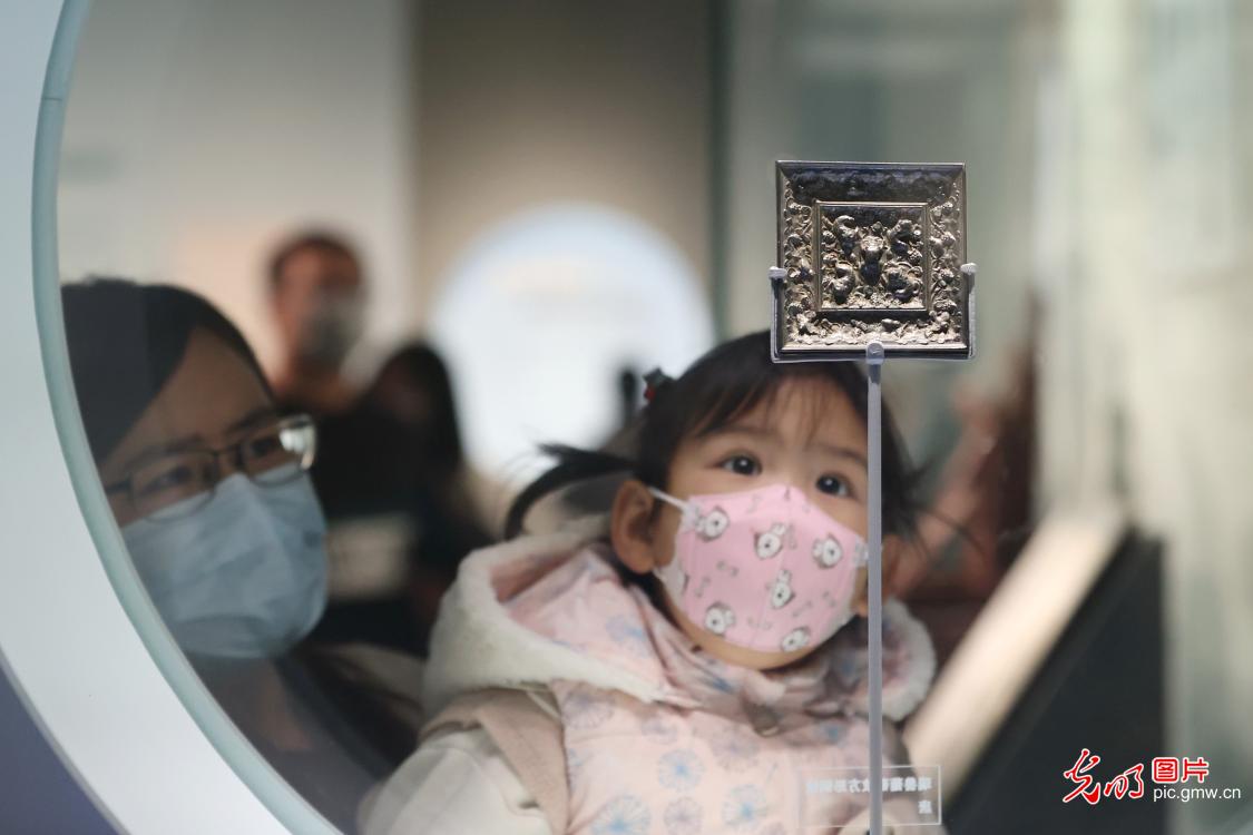 Exhibition themed with ancient Chinese bronze mirrors held at National Museum of China