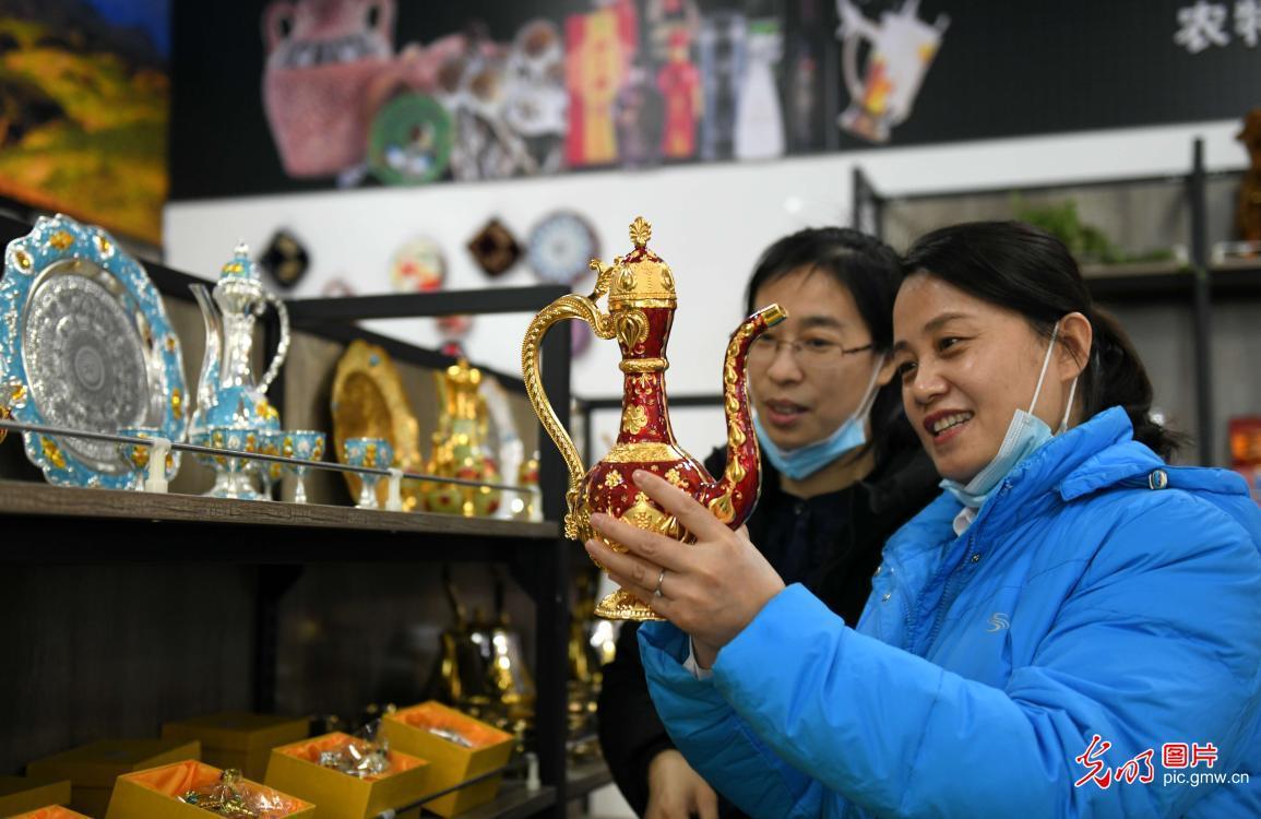 Specialty stores in Shijiazhuang boost income of people in Xinjiang