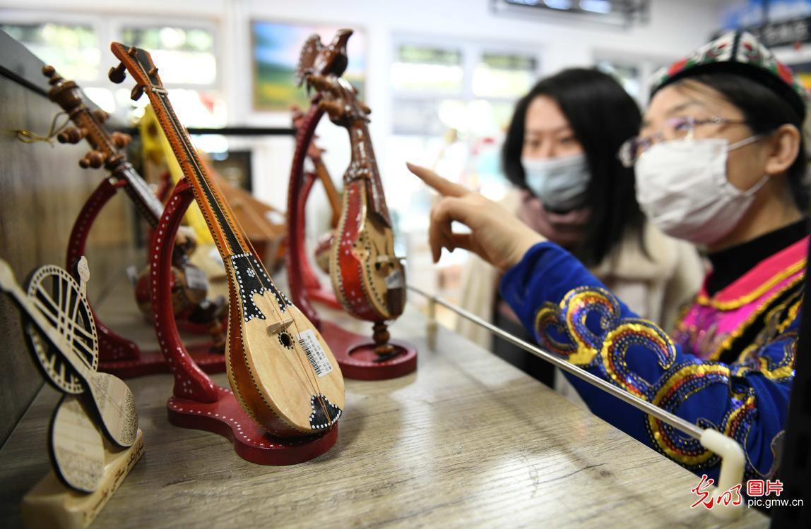 Specialty stores in Shijiazhuang boost income of people in Xinjiang