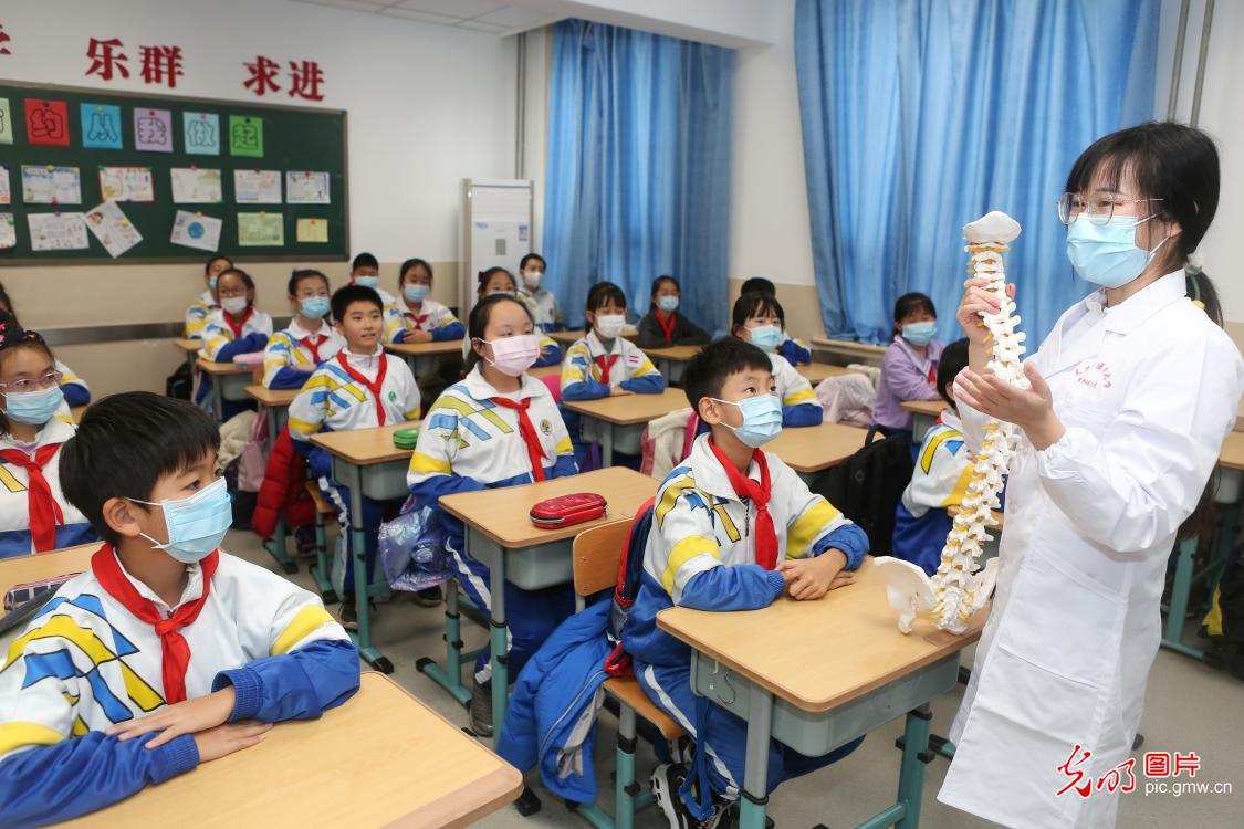 Lectures about traditional Chinese medicine given to kids in N China’s Tianjin
