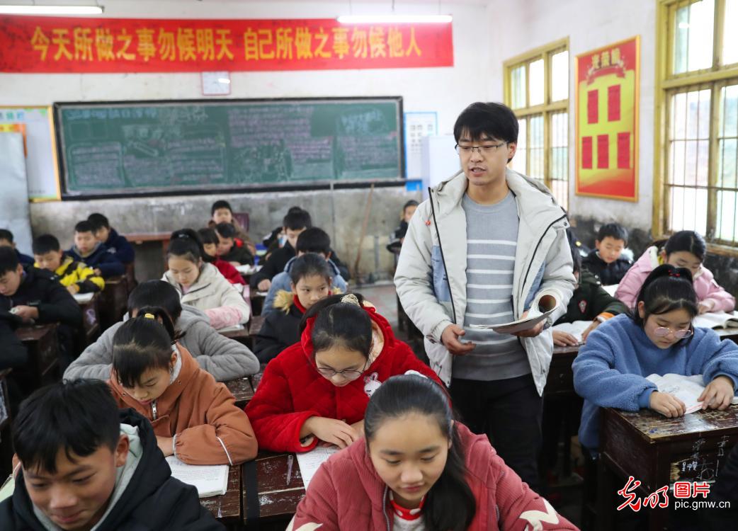 Master students volunteer to teach in remote village in C China's Hunan(3)