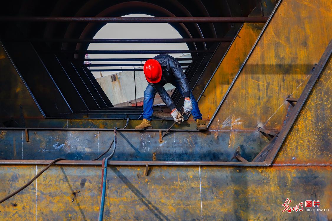 Busy ship construction site in E China's Jiangxi