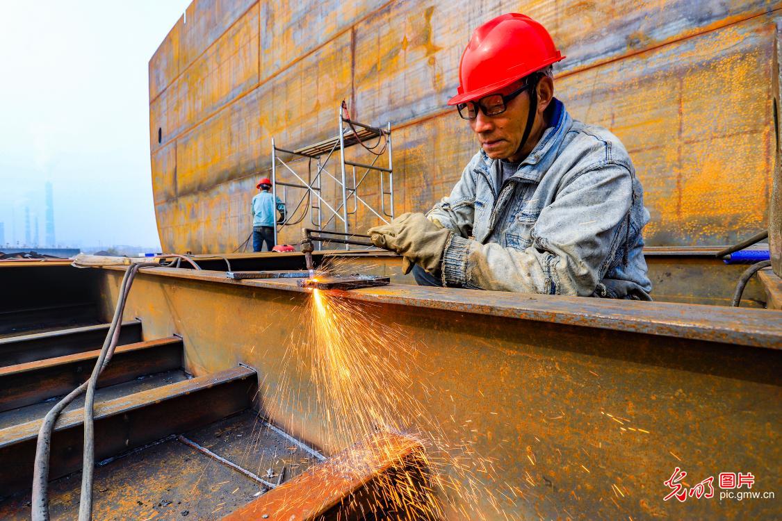 Busy ship construction site in E China's Jiangxi