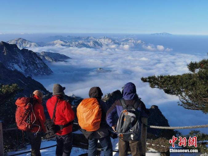 Winter snow and sea of clouds appear together in Huangshan