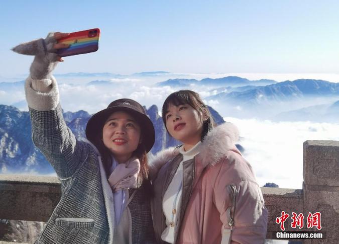 Winter snow and sea of clouds appear together in Huangshan