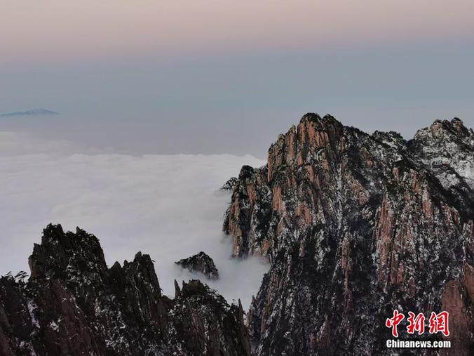 Winter snow and sea of clouds appear together in Huangshan