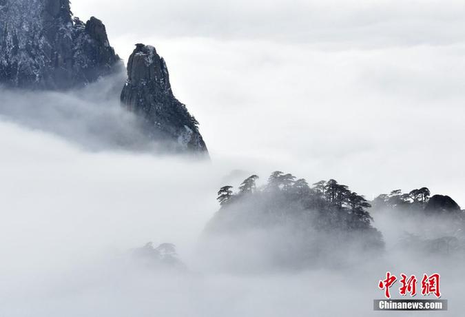 Winter snow and sea of clouds appear together in Huangshan