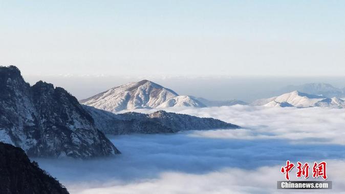 Winter snow and sea of clouds appear together in Huangshan