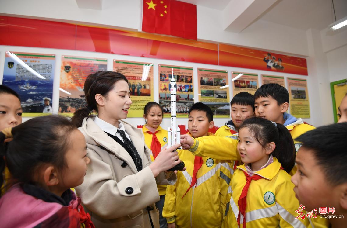 Lectures about China's Lunar Missions given to kids in Guiyang