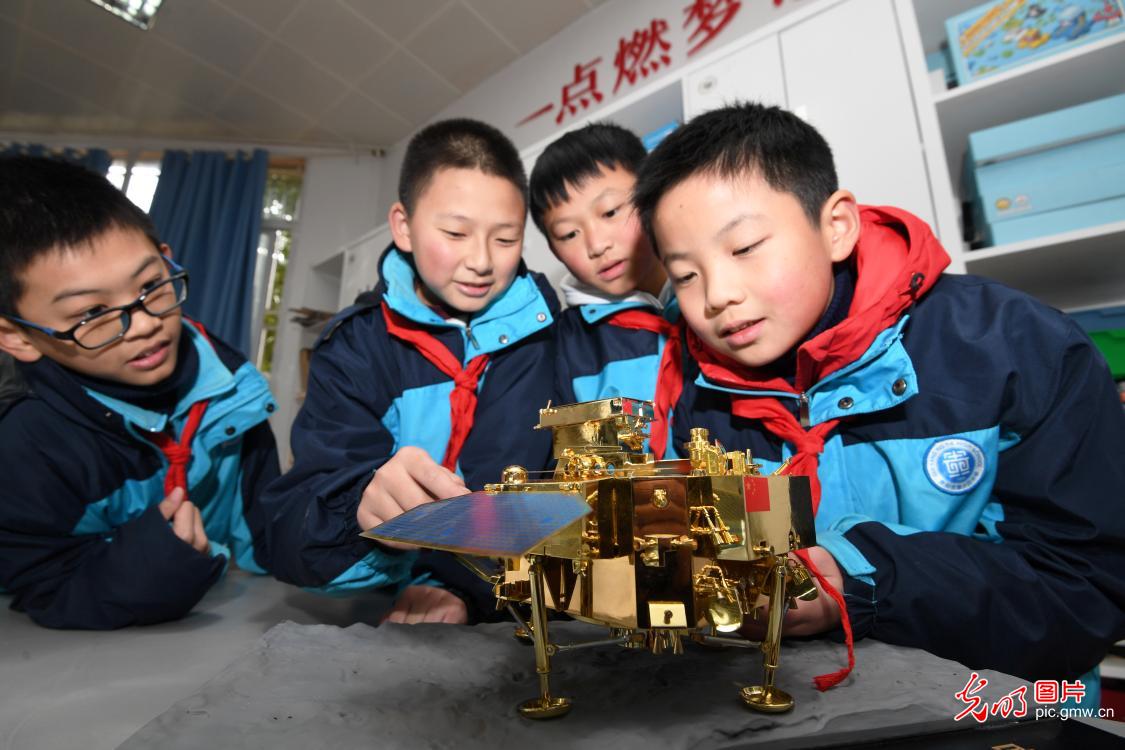 Lectures about China's Lunar Missions given to kids in Guiyang