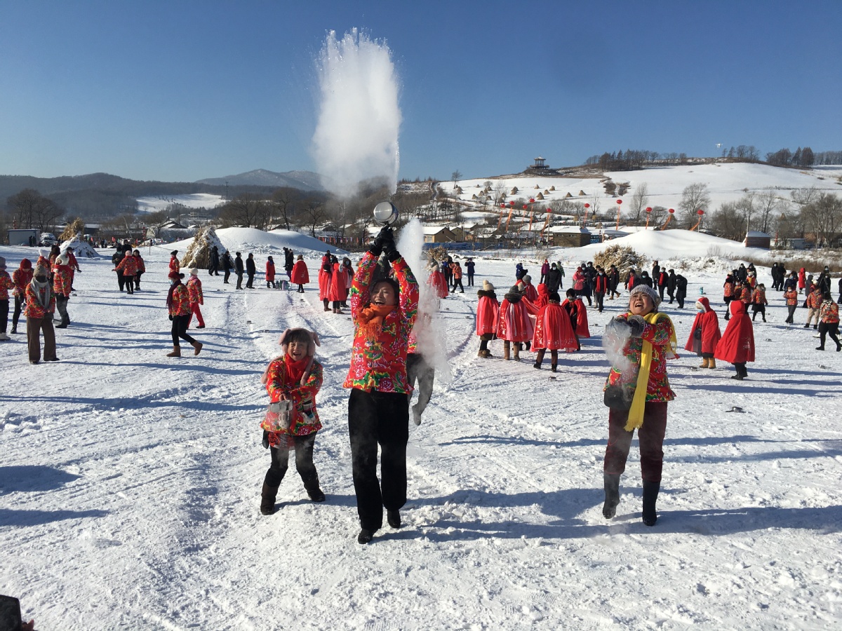 People enjoy icy spectacle in Jilin