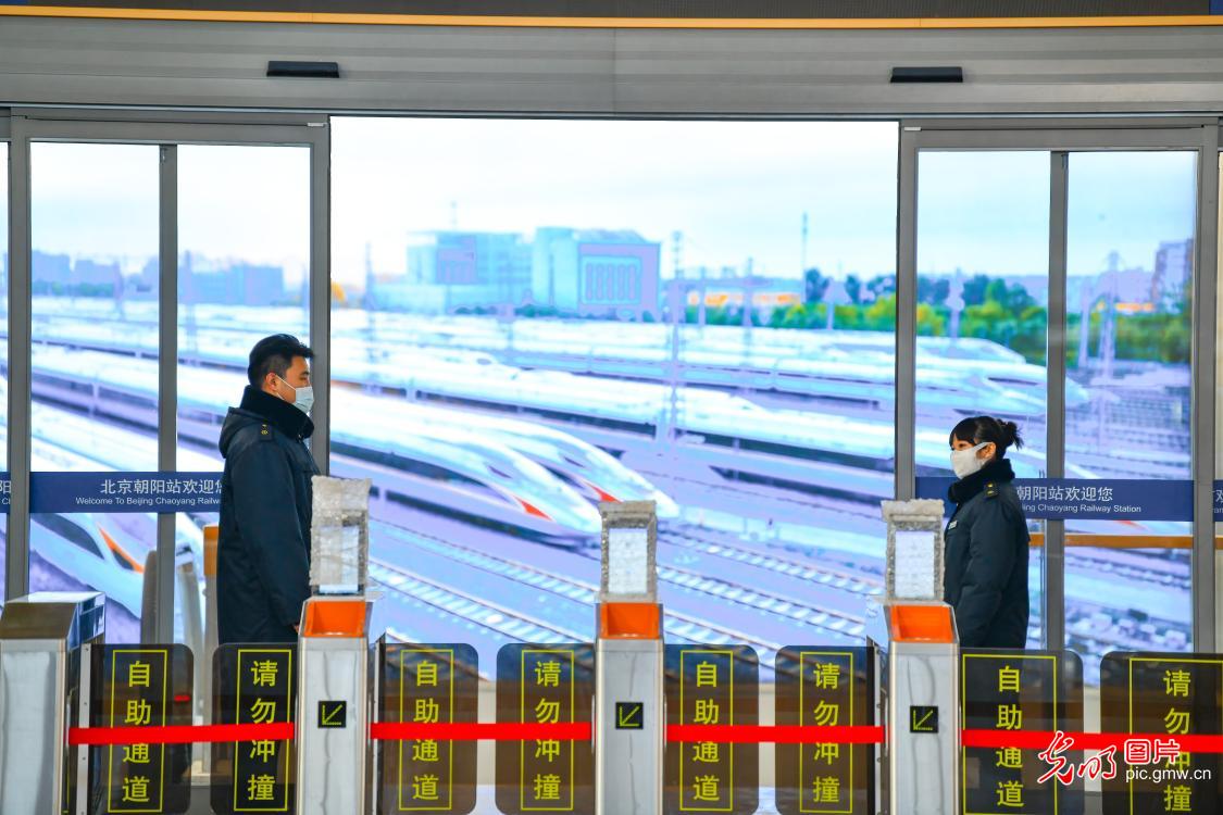 京哈高铁北京朝阳站进行最后收尾工作