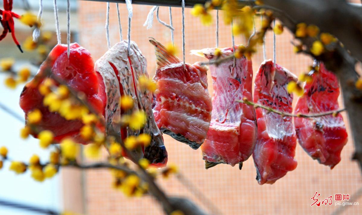 People making cured meat in welcome of the Chinese New Year in E China's Jiangsu Province