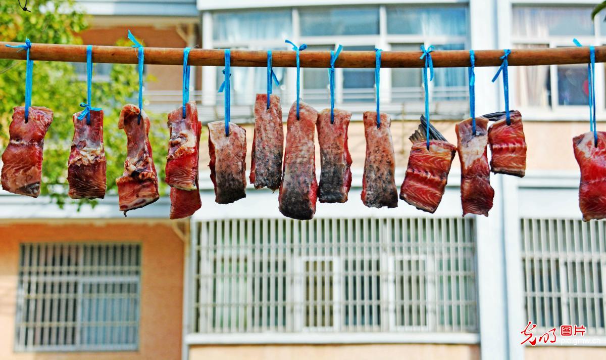 People making cured meat in welcome of the Chinese New Year in E China's Jiangsu Province