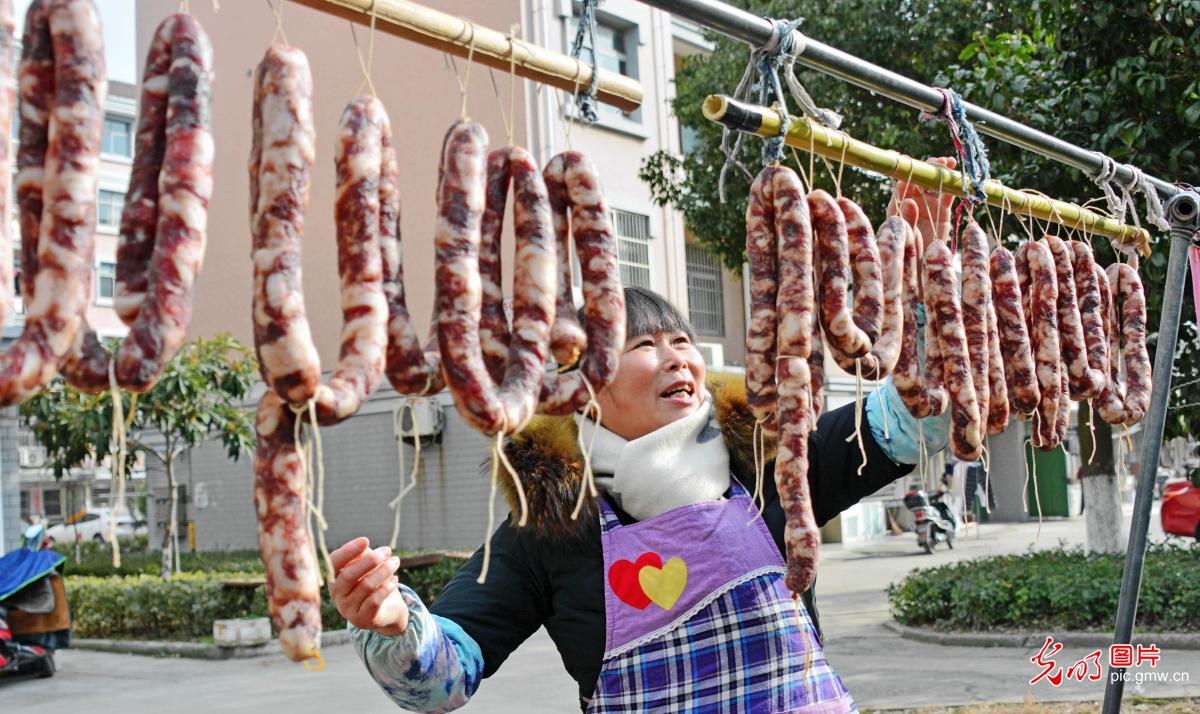 People making cured meat in welcome of the Chinese New Year in E China's Jiangsu Province