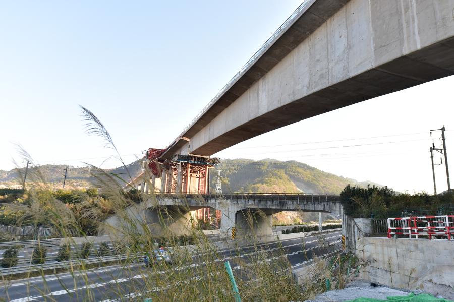 Construction site of swivel of huge girder for grand bridge of Fuzhou-Xiamen high-speed railway