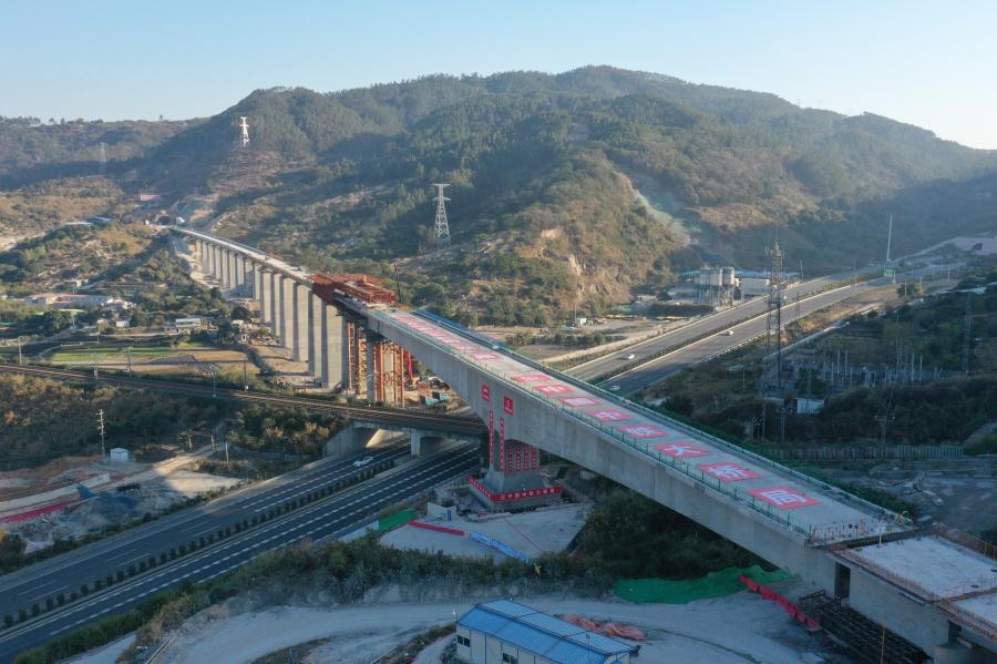 Construction site of swivel of huge girder for grand bridge of Fuzhou-Xiamen high-speed railway