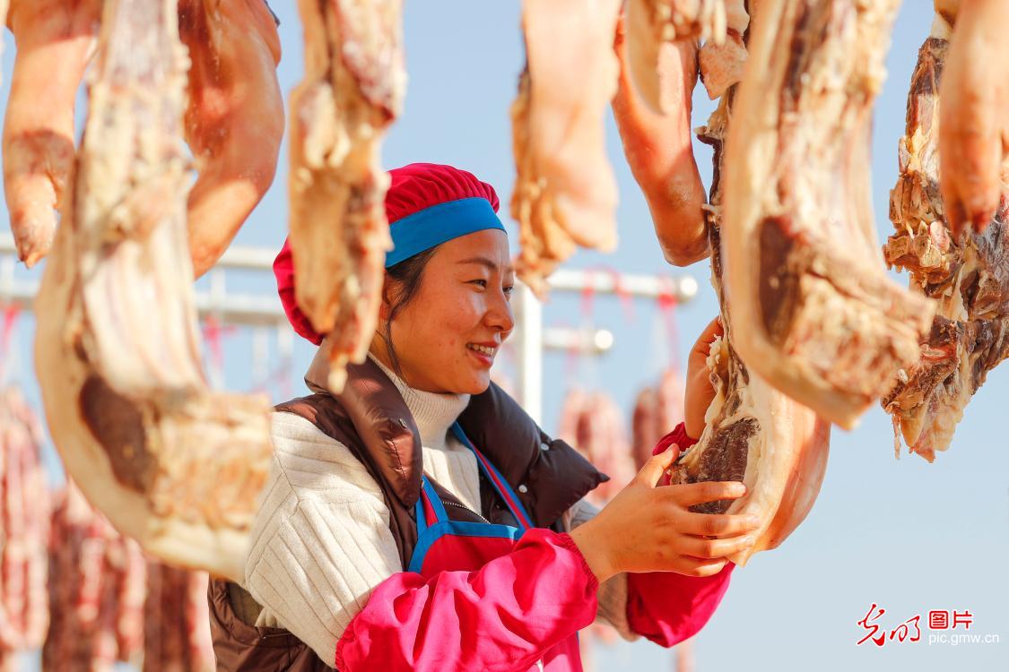 Villagers making cured meat at their own yards in E China's Anhui Province