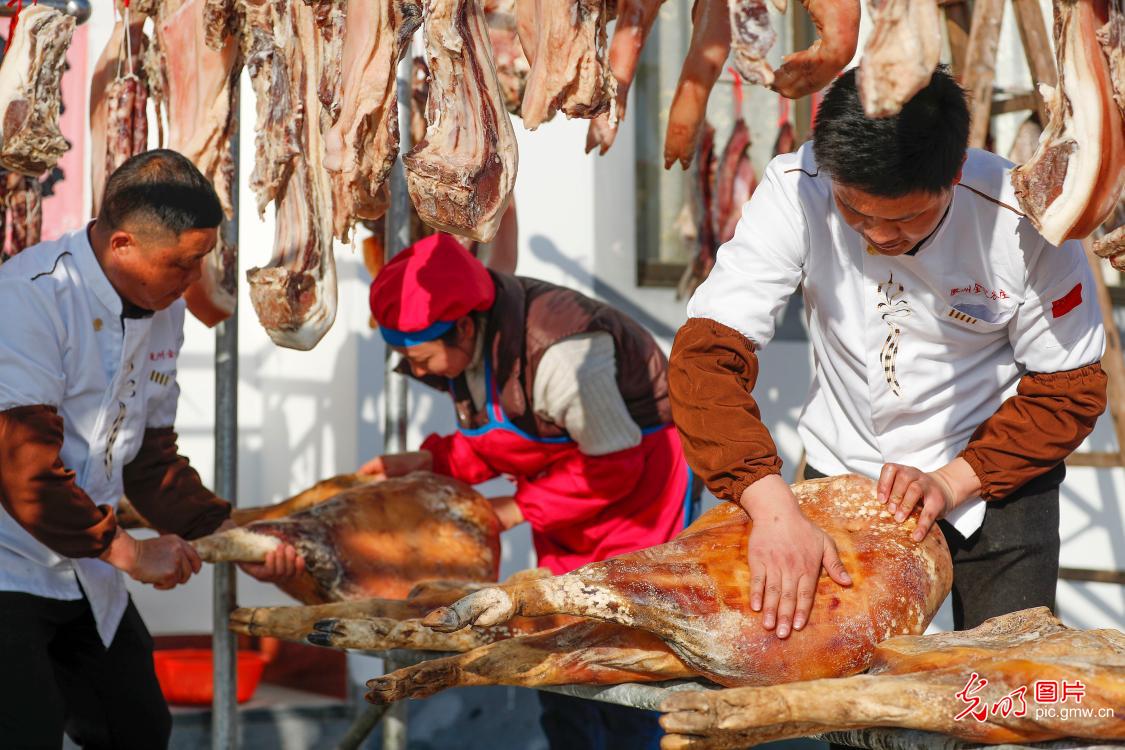 Villagers making cured meat at their own yards in E China's Anhui Province