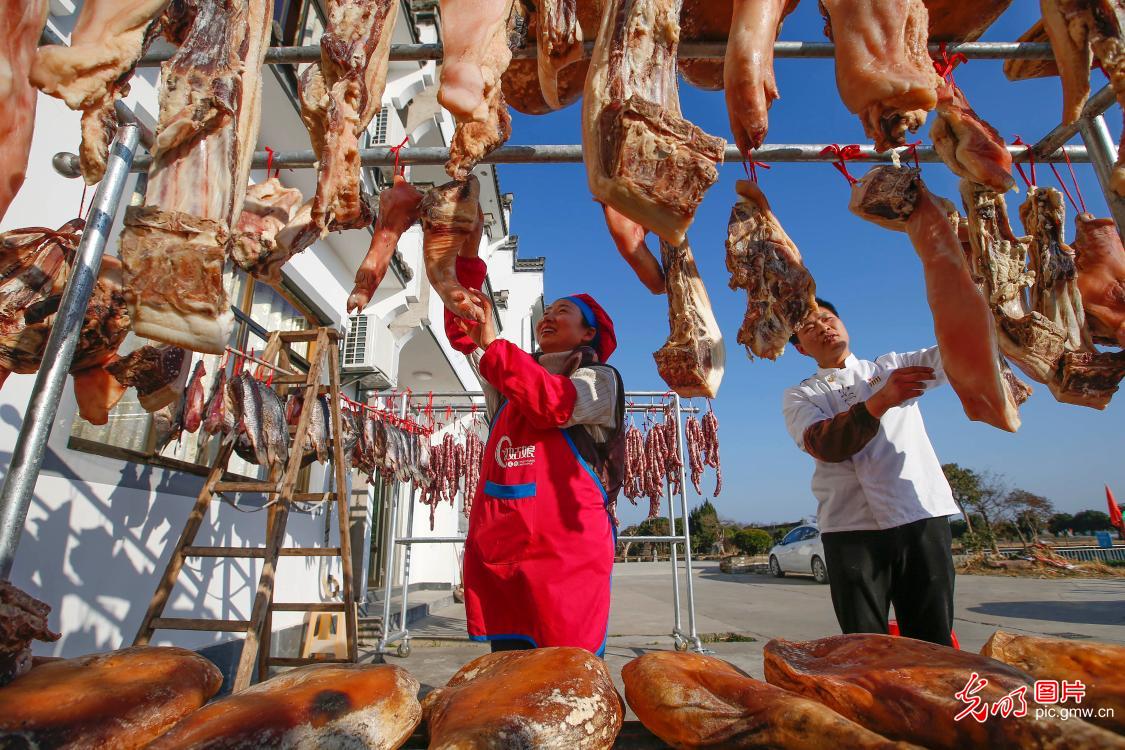 Villagers making cured meat at their own yards in E China's Anhui Province