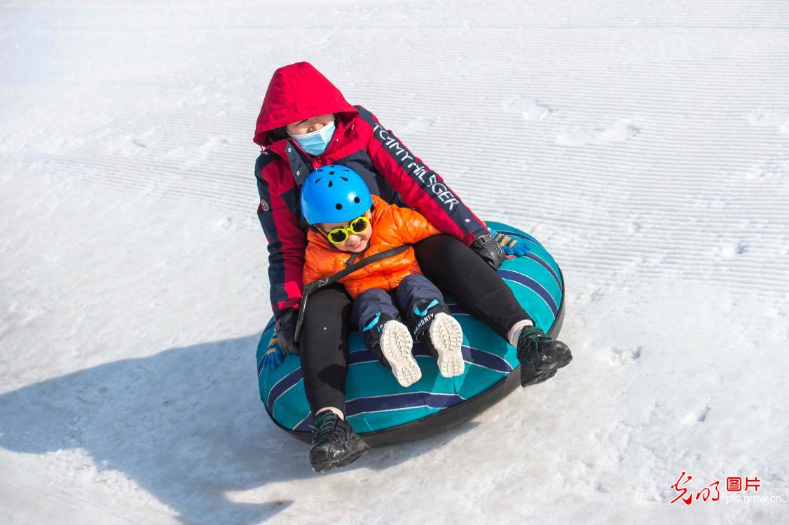 People enjoy winter fun in E China's Shandong
