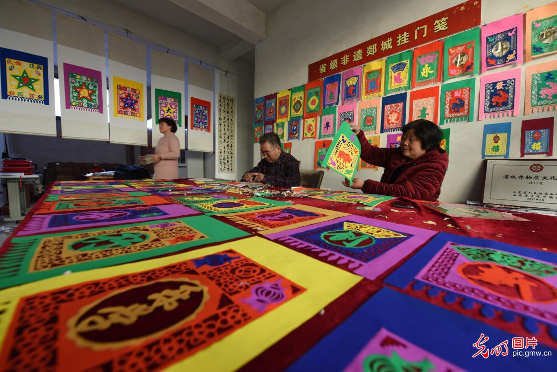 Folk artists making special paper-cut in E China's Shandong Province