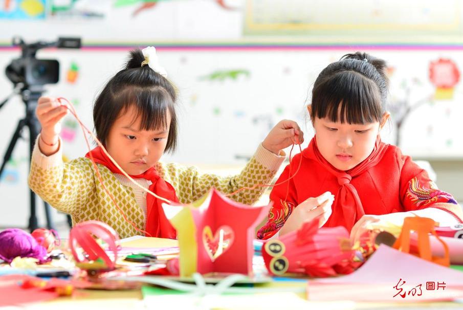 Pupils make handcrafts to celebrate upcoming Spring Festival in Inner Mongolia