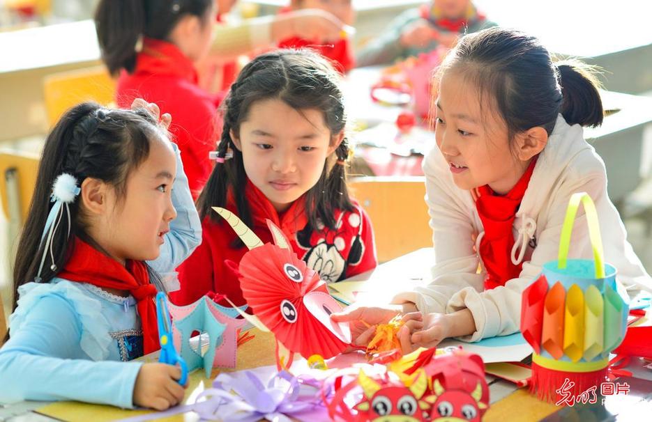 Pupils make handcrafts to celebrate upcoming Spring Festival in Inner Mongolia