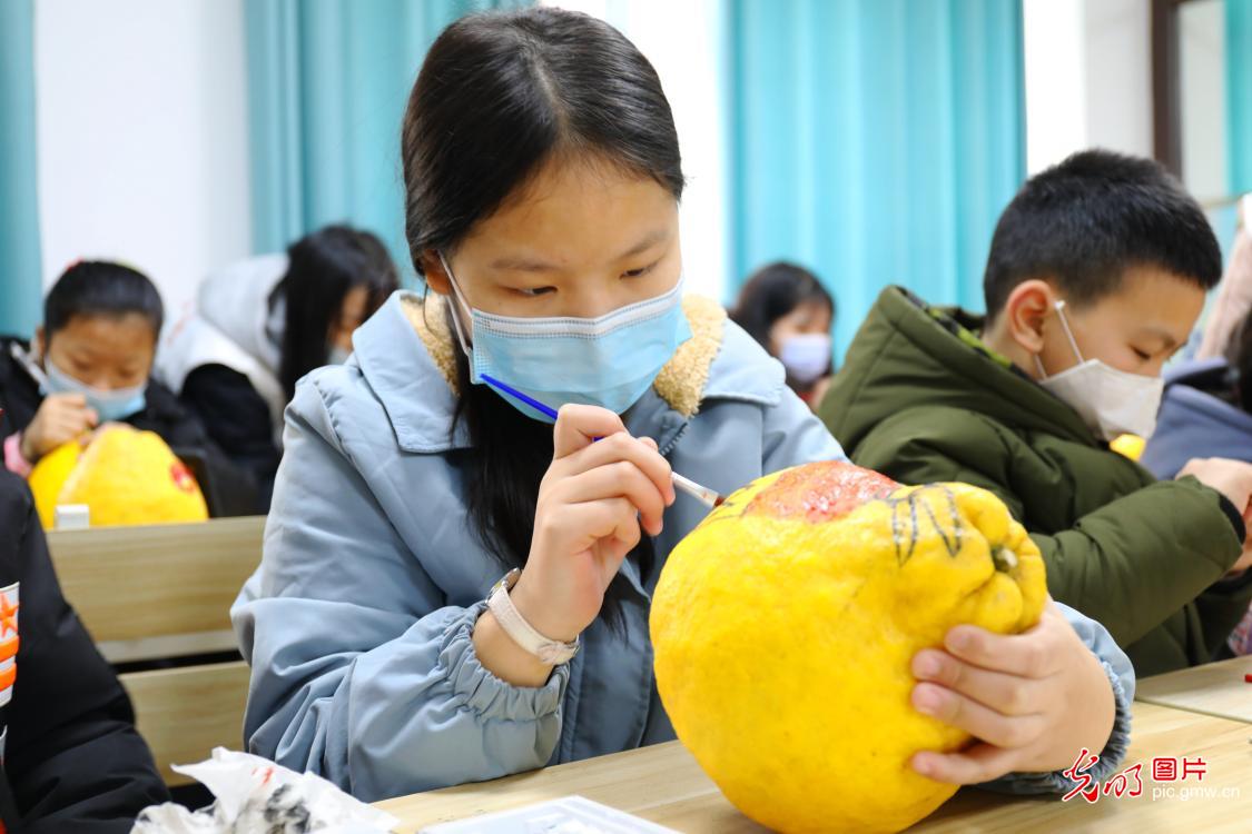 Pomelo painting activity to promote epidemic prevention and fire safety