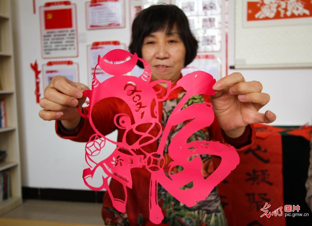 Artisans make ox-themed paper-cut artworks in Handan, N China's Hebei