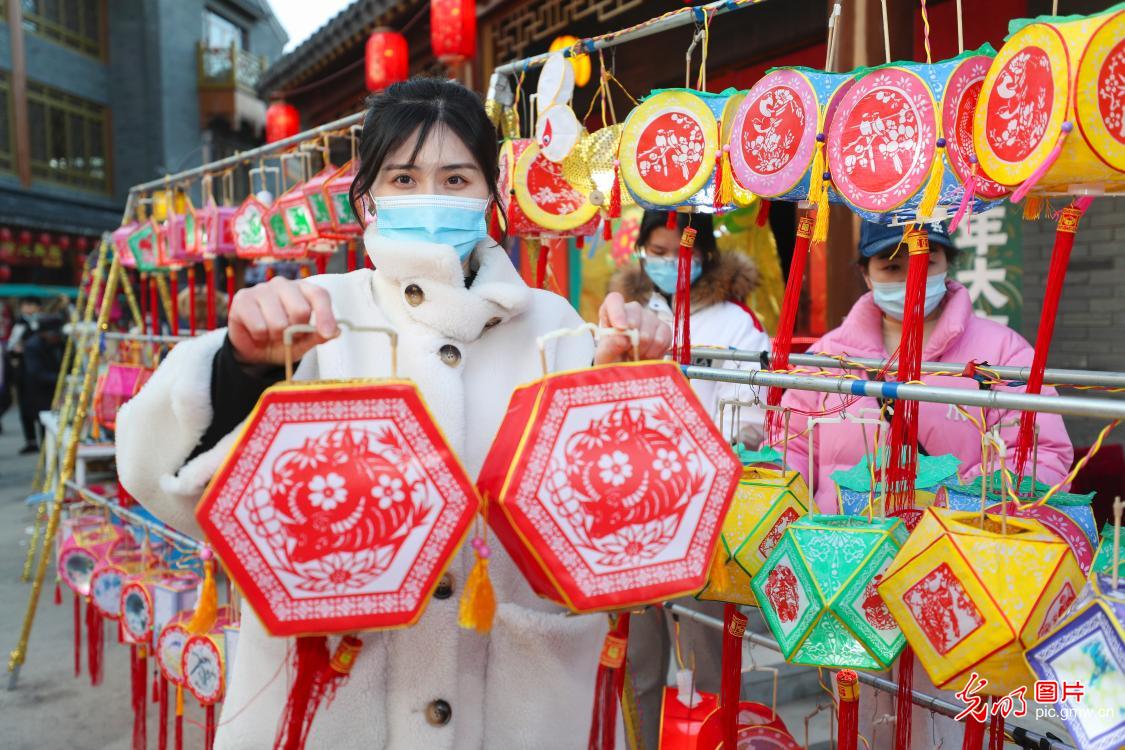 People purchase traditional festive lanterns in Lianyungang, E China's Jiangsu