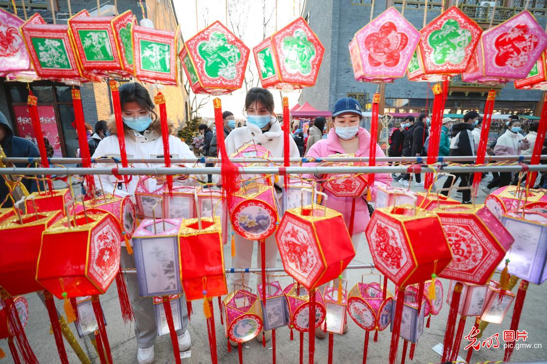 People purchase traditional festive lanterns in Lianyungang, E China's Jiangsu