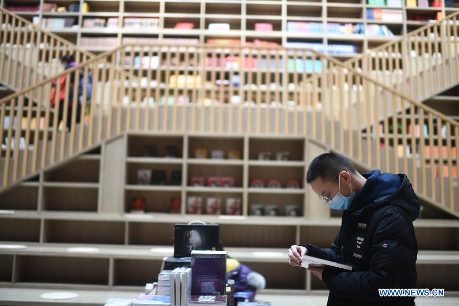 Citizens in Xining spend Spring Festival holiday in book stores