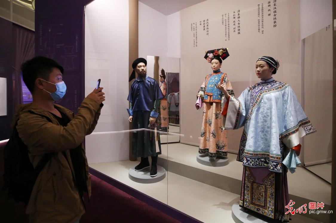 Exhibition of ancient Chinese costumes held in Beijing