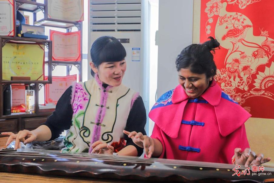 Students from Sri Lanka experience traditional Chinese culture in E China’s Qingdao
