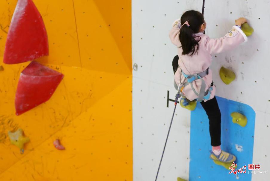 Children enjoy rock climbing in N China’s Hebei Province