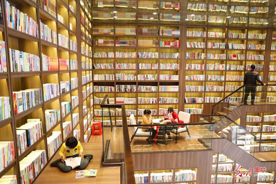 Children spend holiday in library and book stores in C China’s Hunan Province