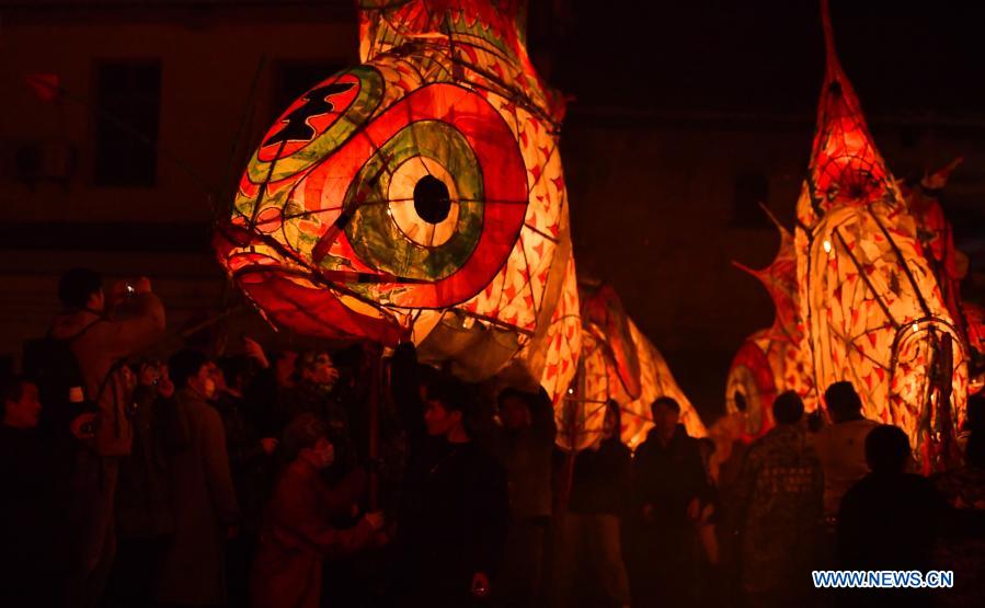 Local villagers in E China make fish-shaped lanterns to pray for harvest, good fortune on Lantern Festival