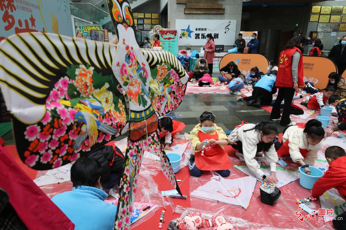 Kids making kites in C China's Chongqing