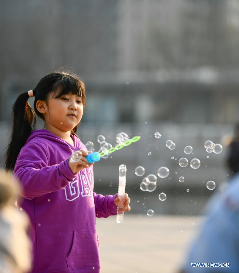 People enjoy leisure time in Tianjin, north China