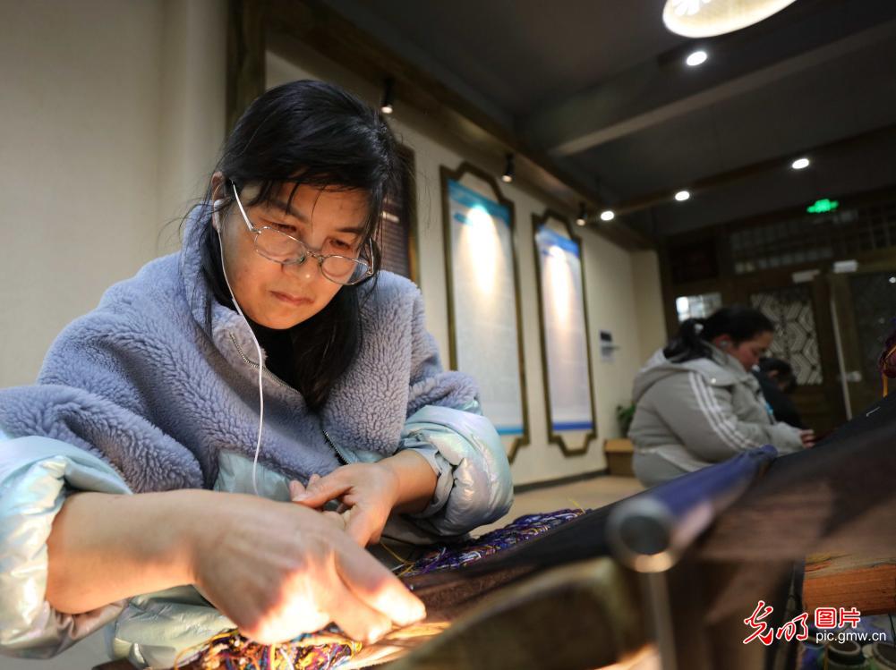 Brocade production speeding up in C China's Hunan