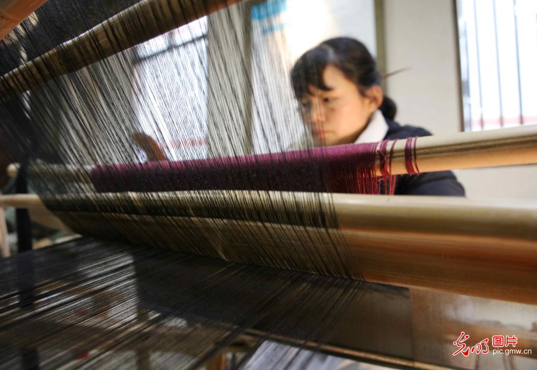 Brocade production speeding up in C China's Hunan