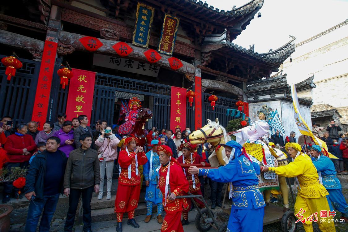 Cultural performances light up ancient village in E China's Anhui