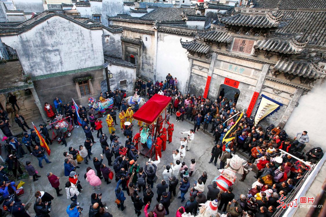 Cultural performances light up ancient village in E China's Anhui