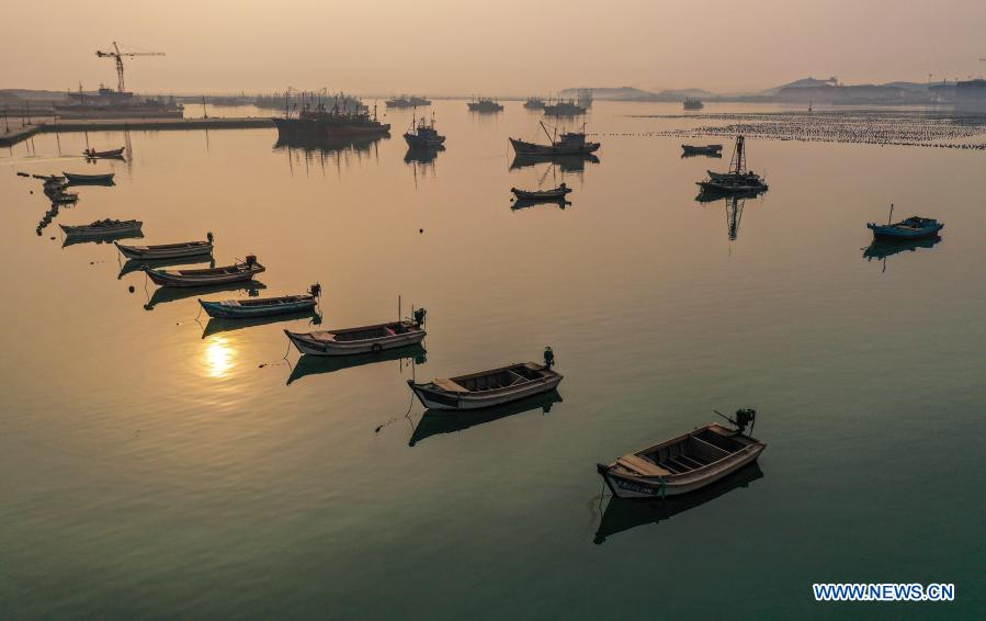 Fishermen row boats to mariculture zone as local aquatic products enter growing season in E China