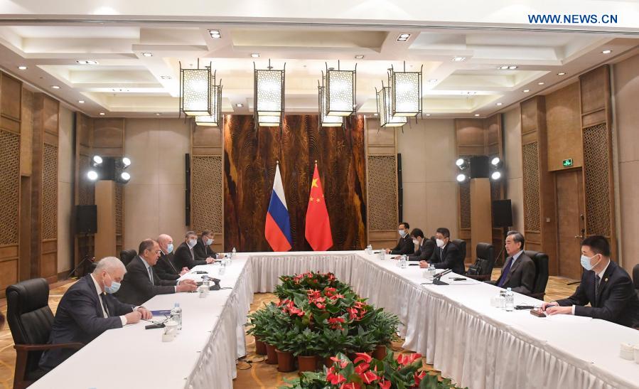 Chinese, Russian FMs hold talks, reach strategic consensus