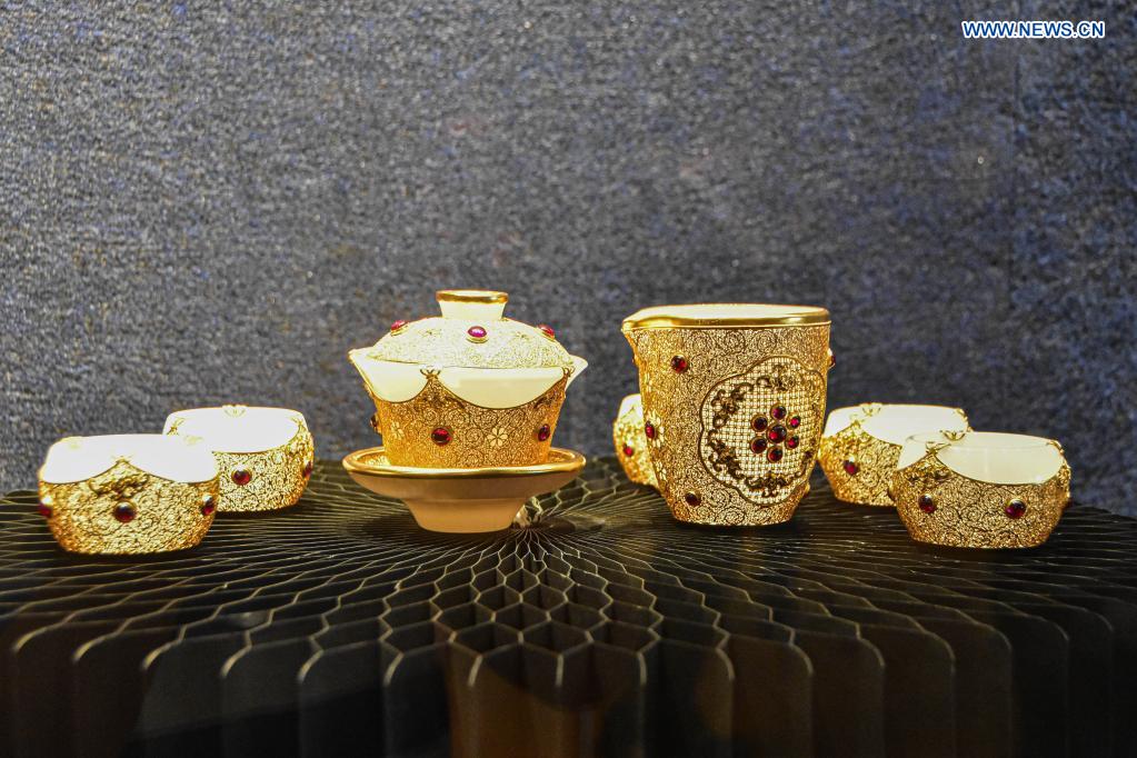 Exhibition of artworks made with filigree inlay techniques opens at Hainan Museum
