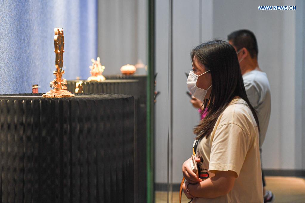 Exhibition of artworks made with filigree inlay techniques opens at Hainan Museum