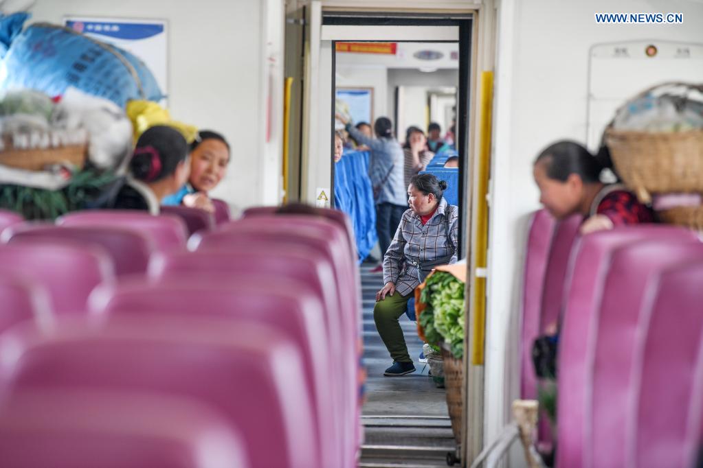 Slow-speed trains offer convenience for people of Wemeng mountains in Guizhou